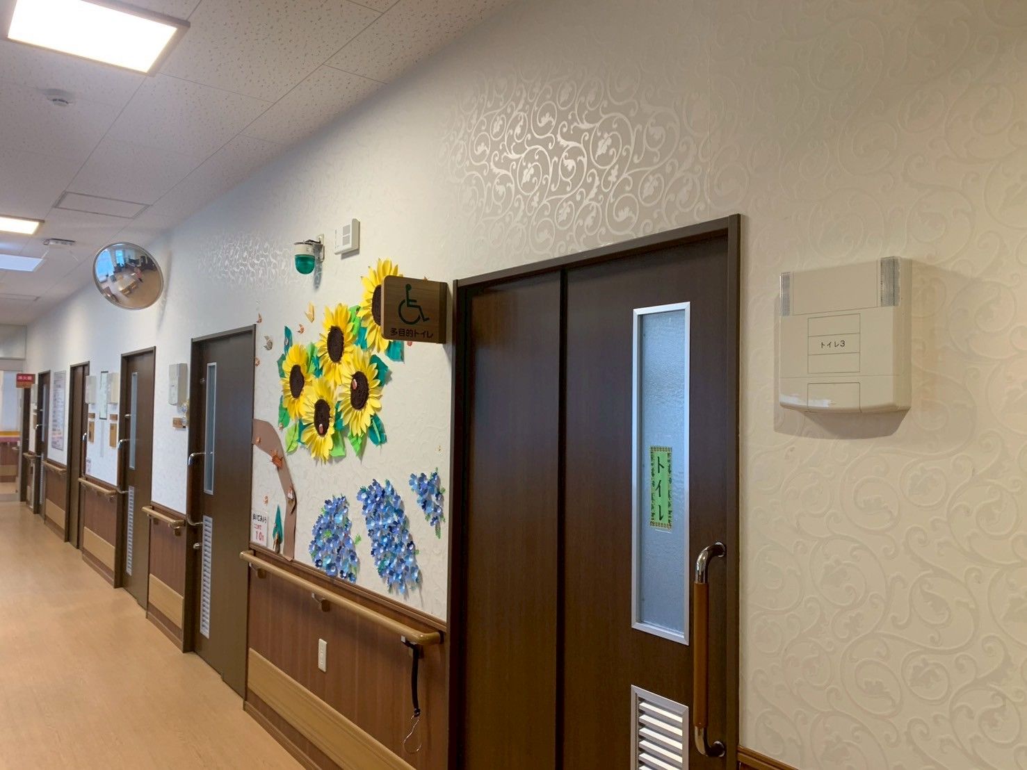 ひまわりの壁飾りがある廊下