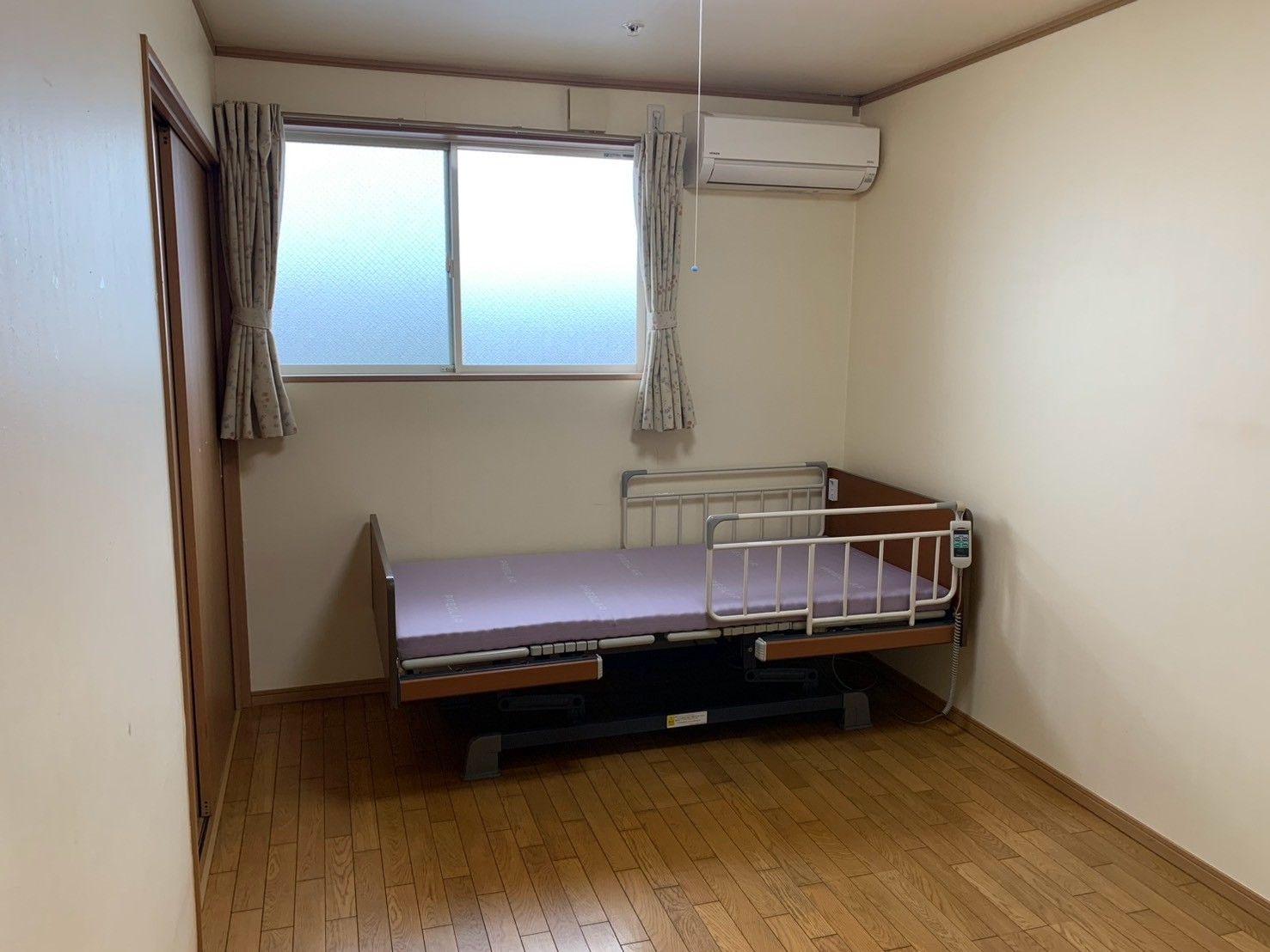 シンプルな個室のベッド