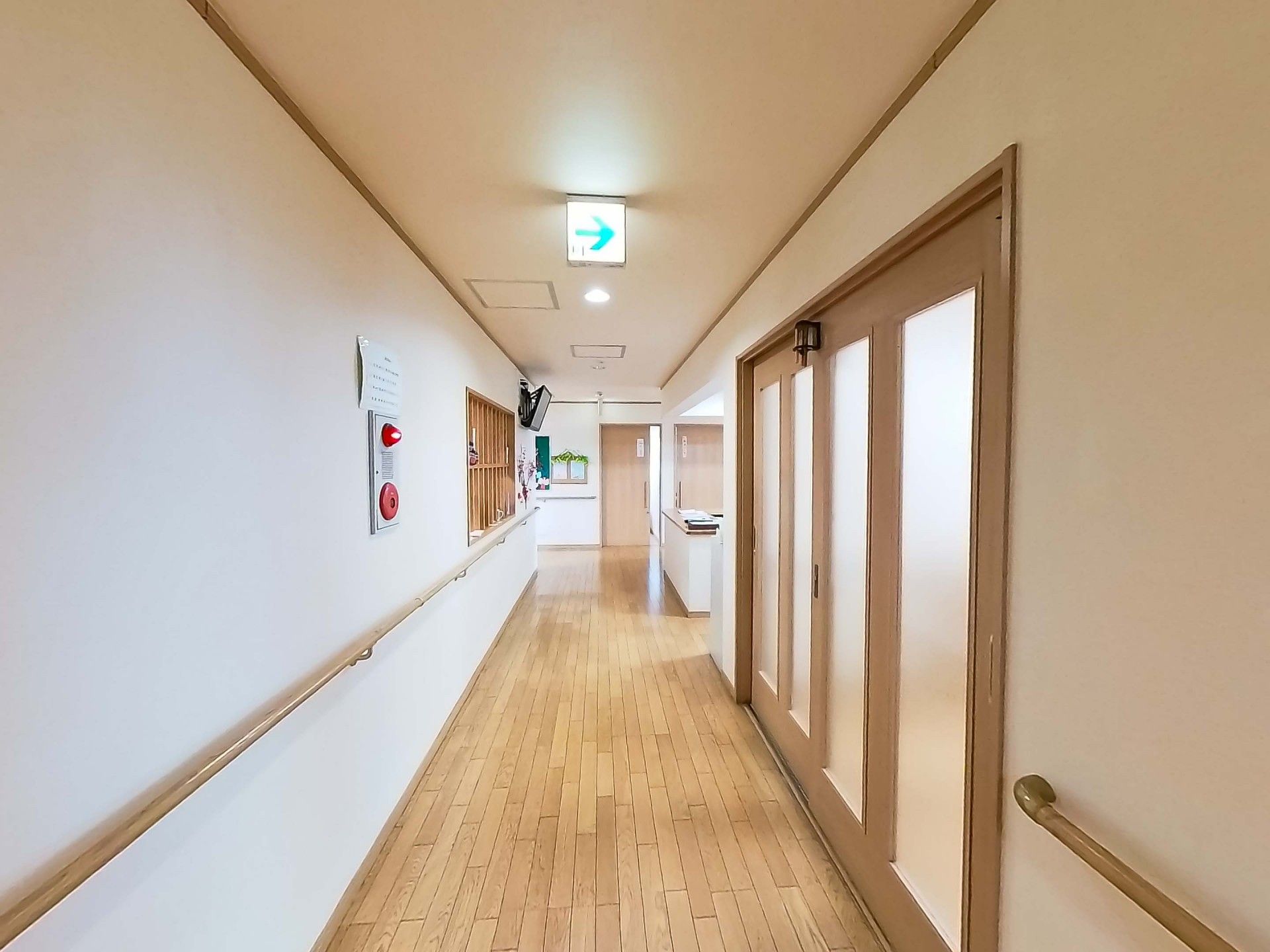 安全な手すり付き廊下