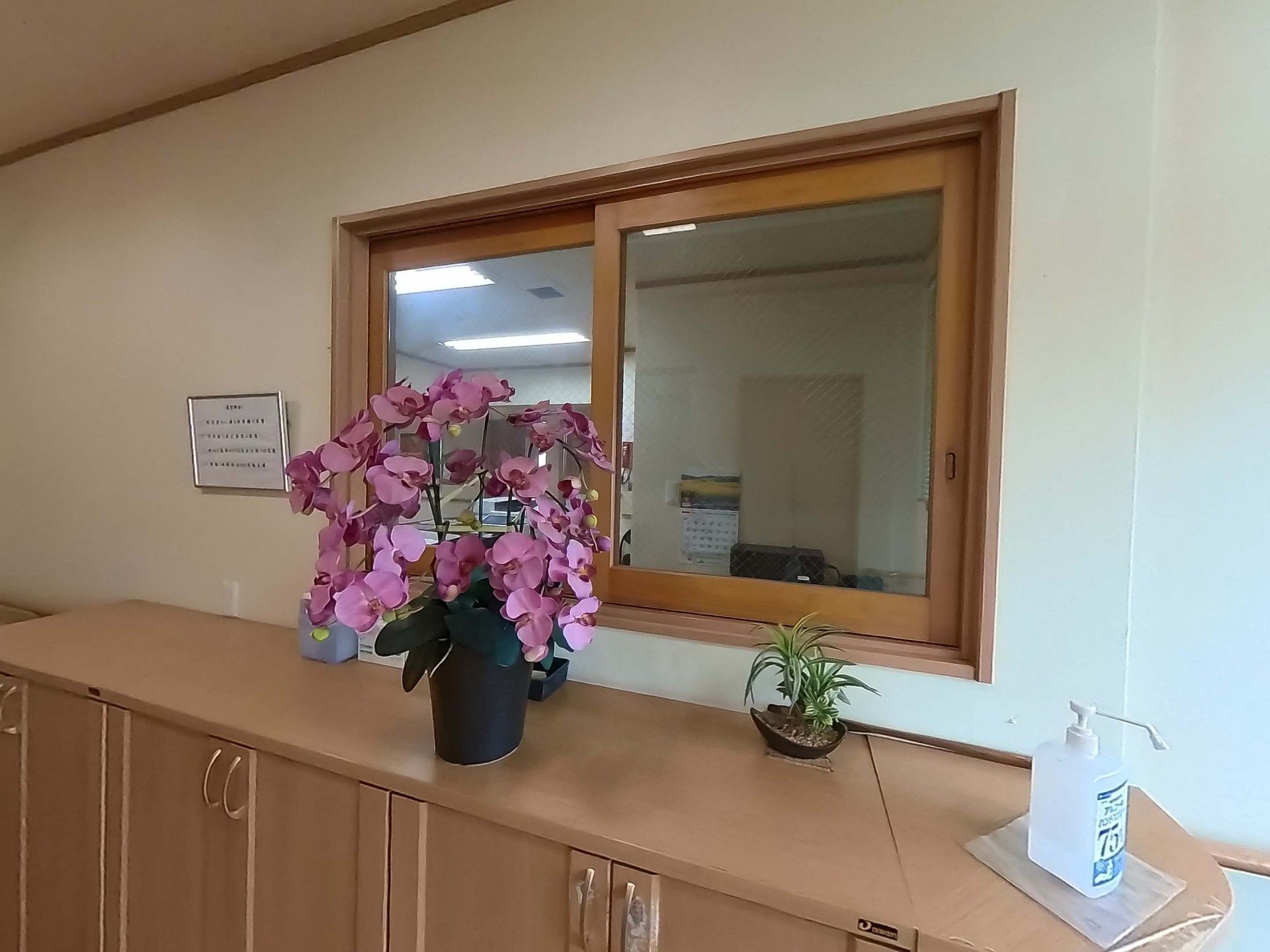 花と窓のあるカウンター