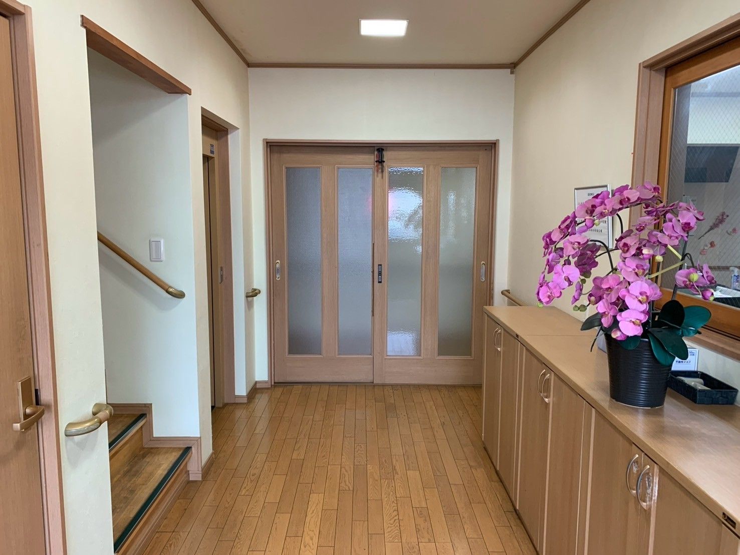 明るい廊下と扉