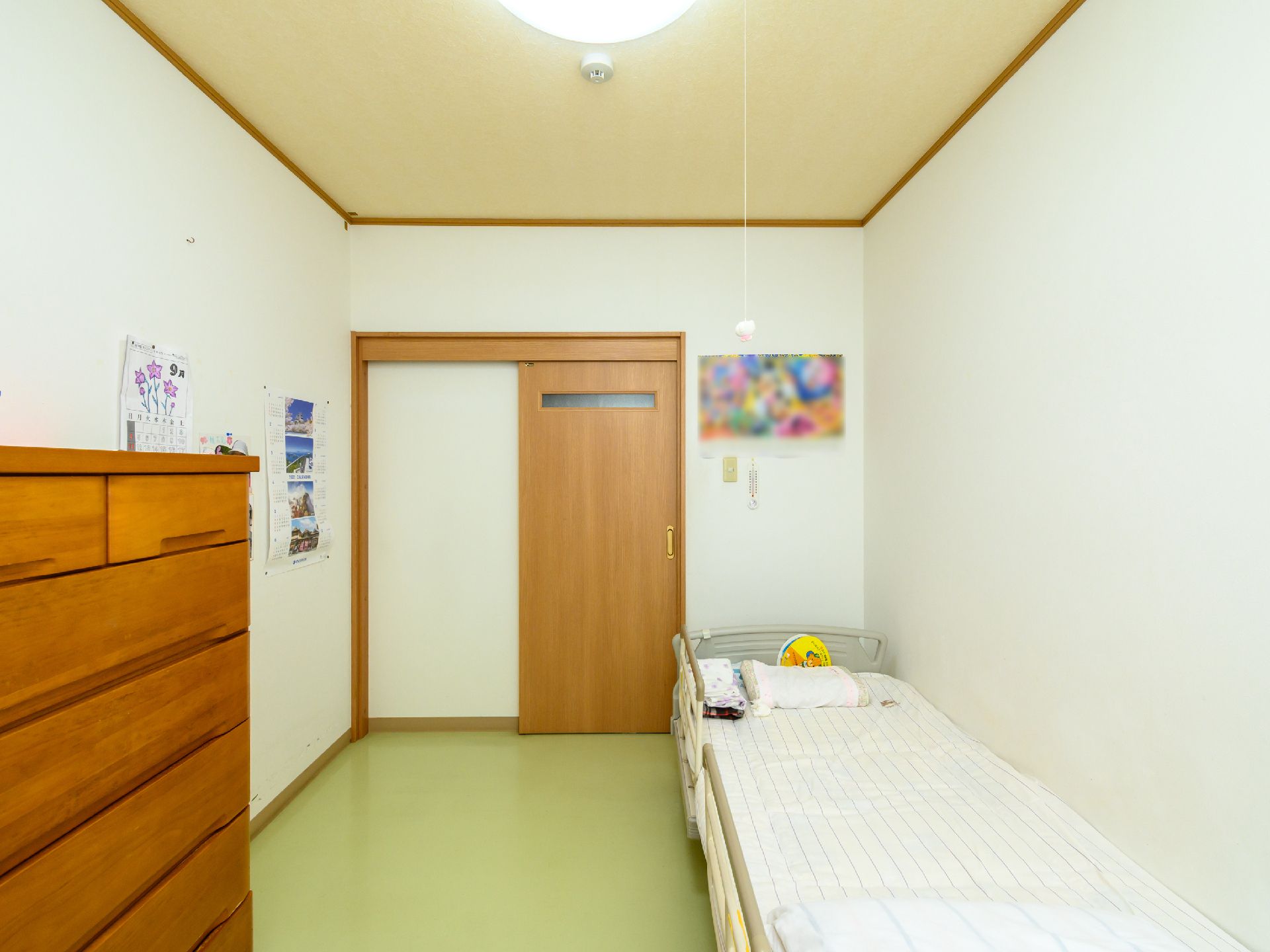 スライド式扉を採用した居室