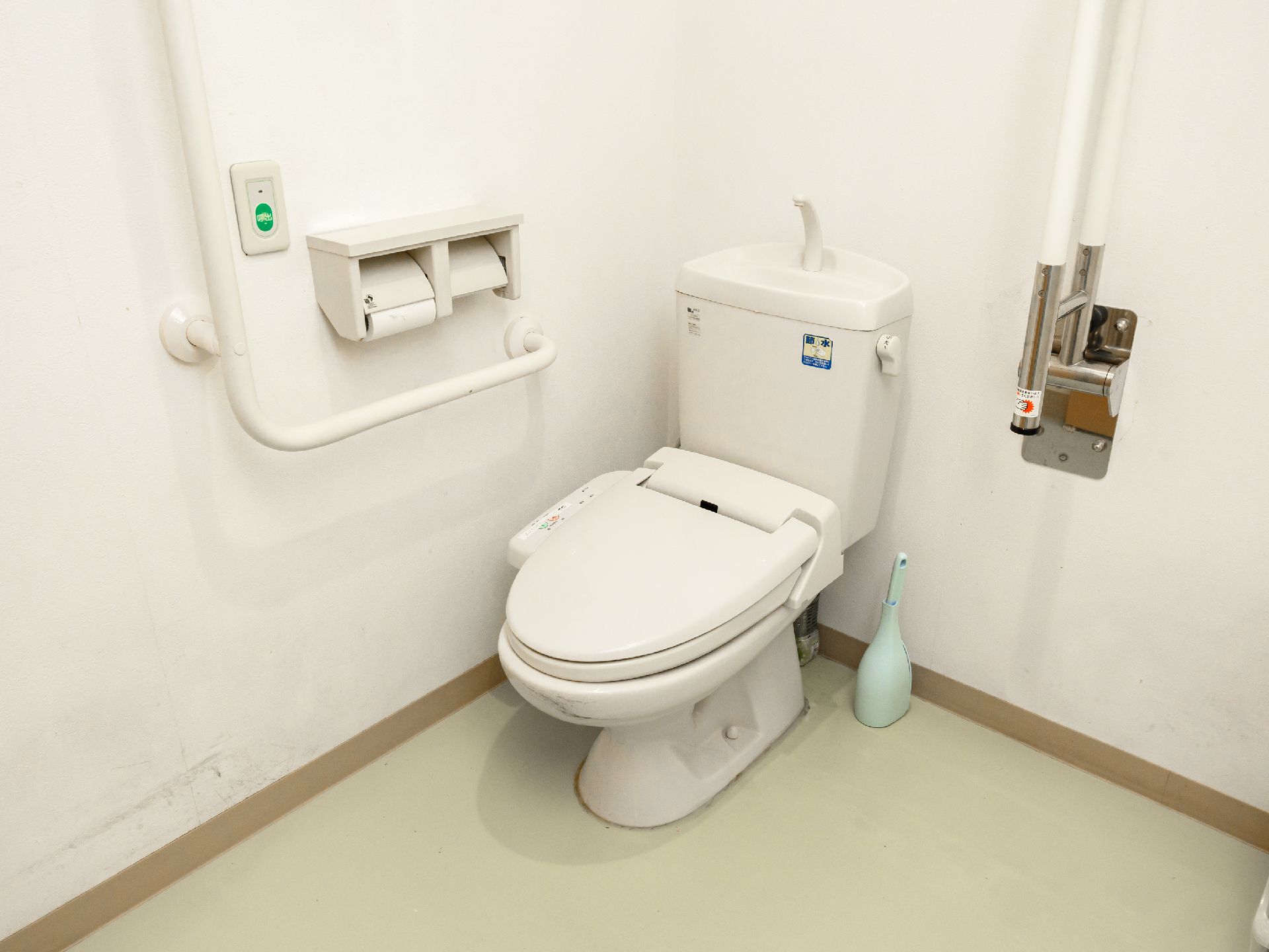 手すりを備えたトイレ