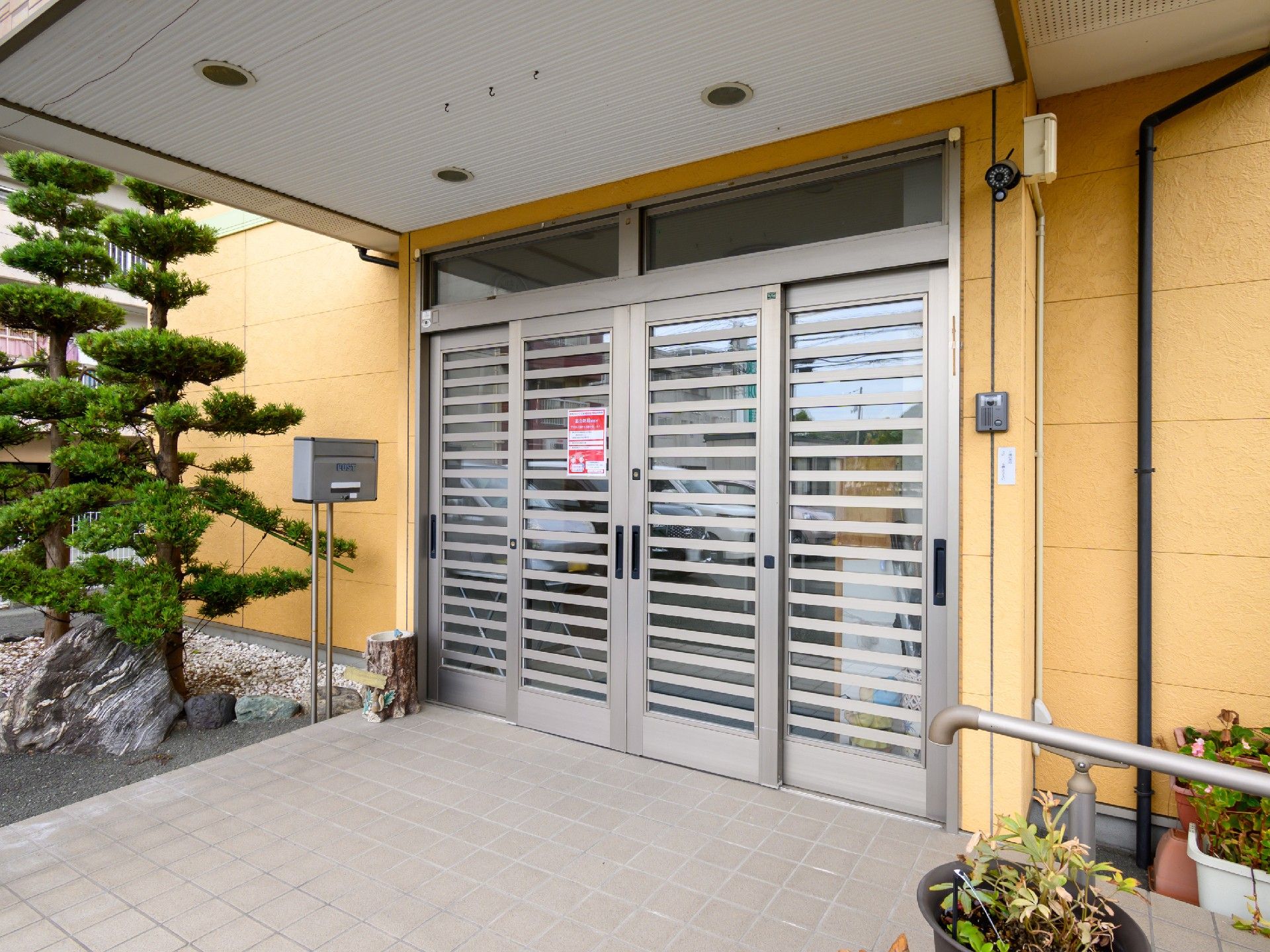 屋根の付いたエントランス