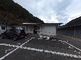 広々とした駐車場の外観