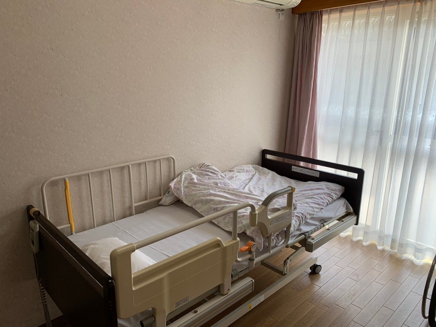 ベッドと窓のある部屋