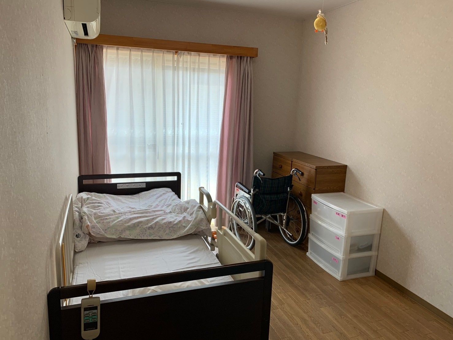 ベッドと車椅子のある部屋