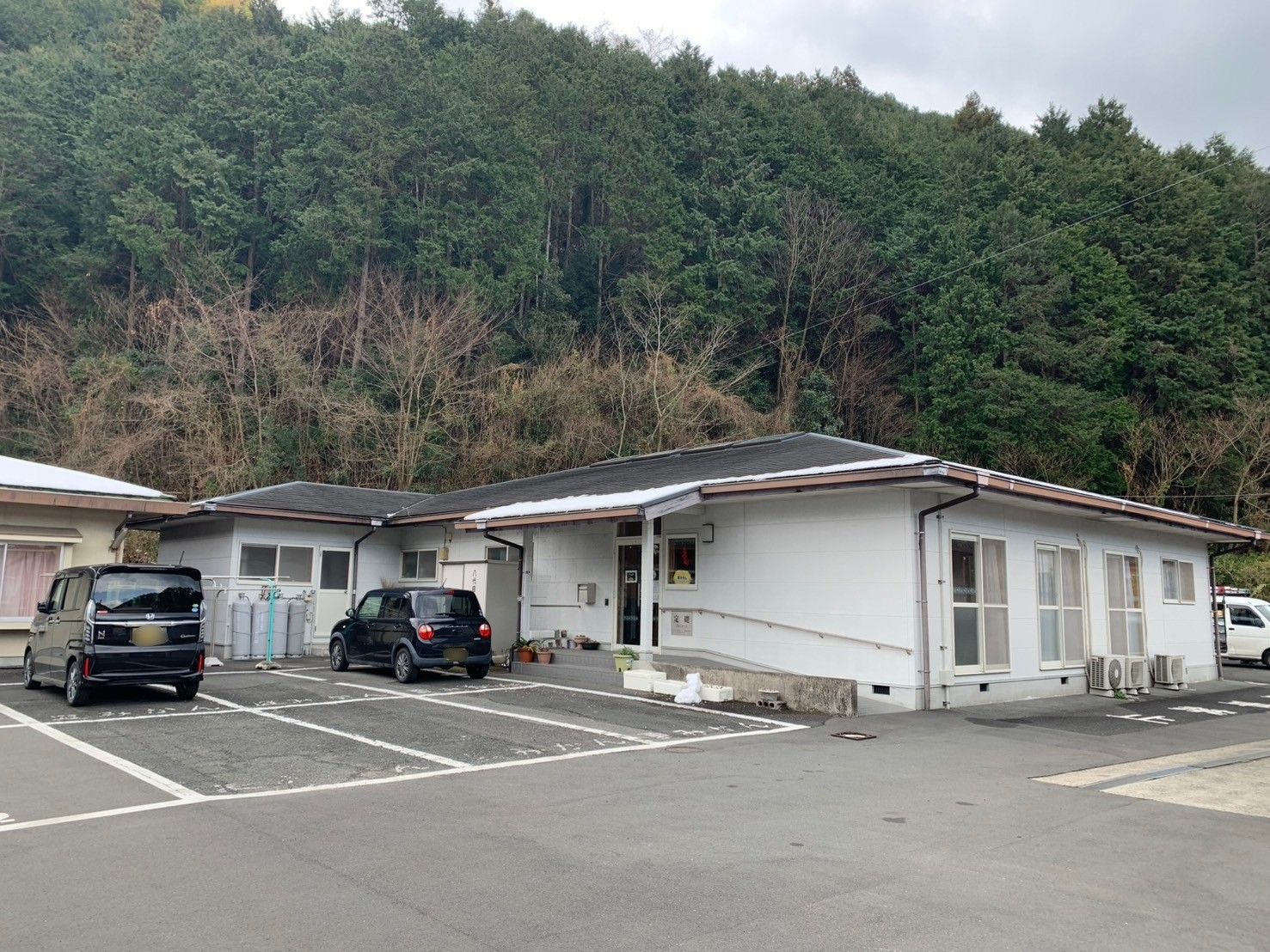 緑に囲まれた建物外観