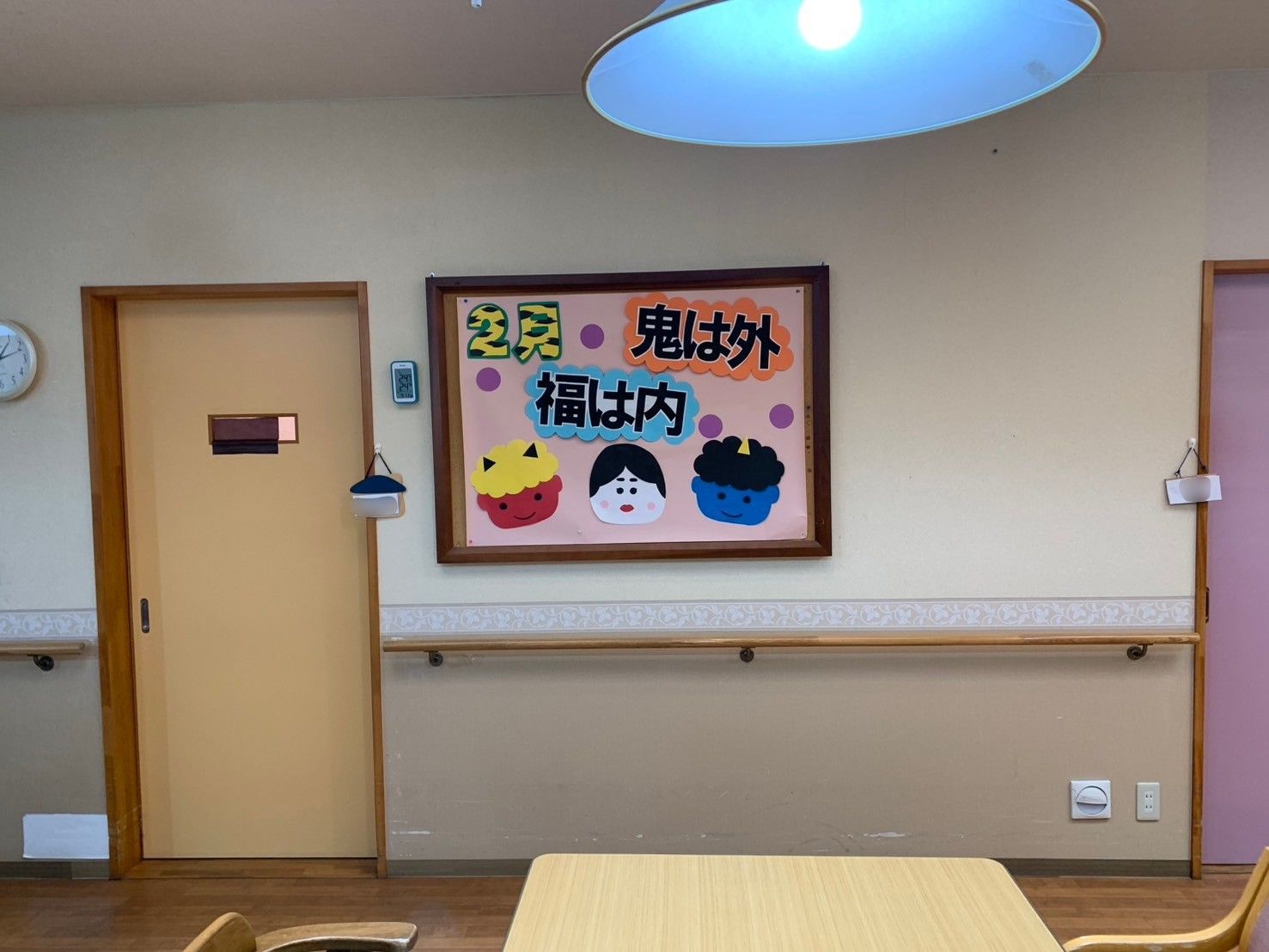 節分の飾りがある壁