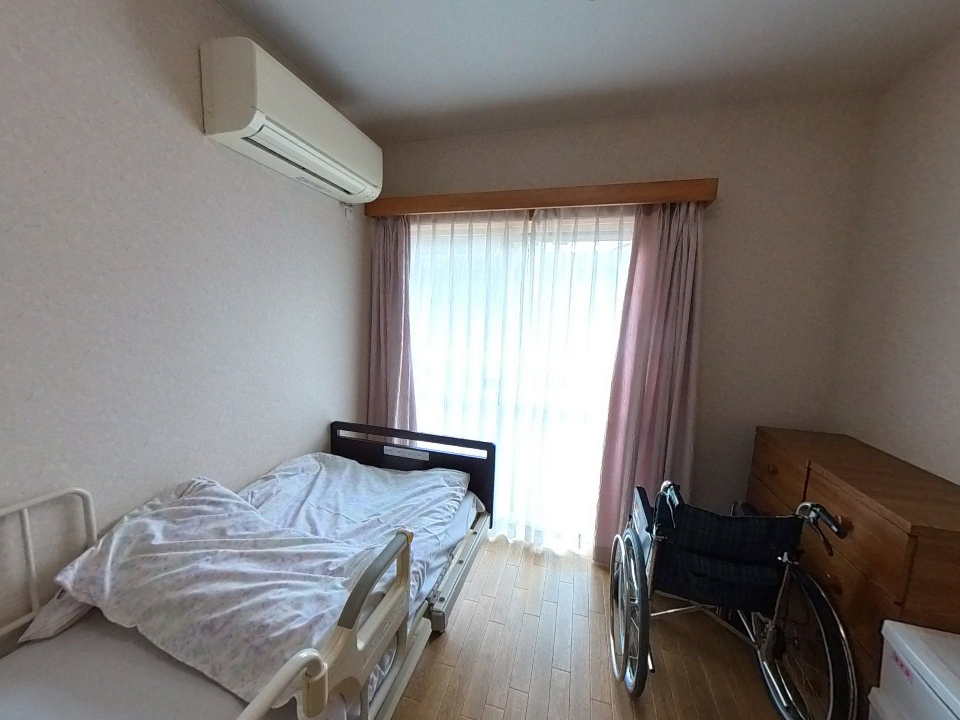 ベッドと車椅子のある部屋
