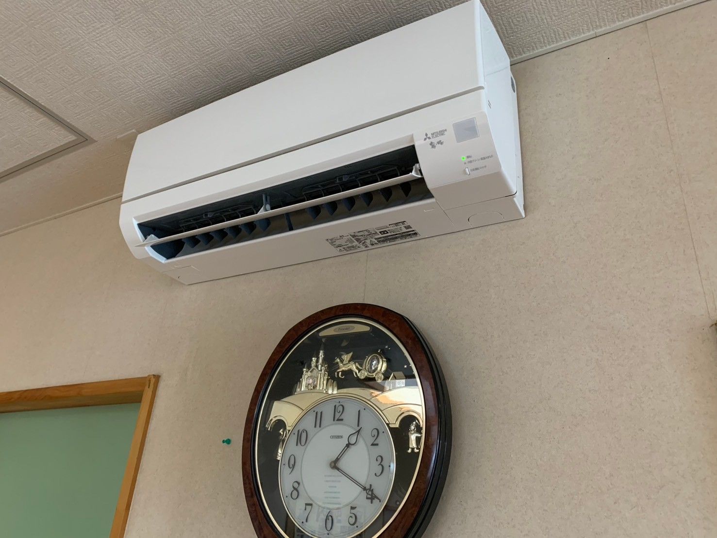 エアコンと壁掛け時計