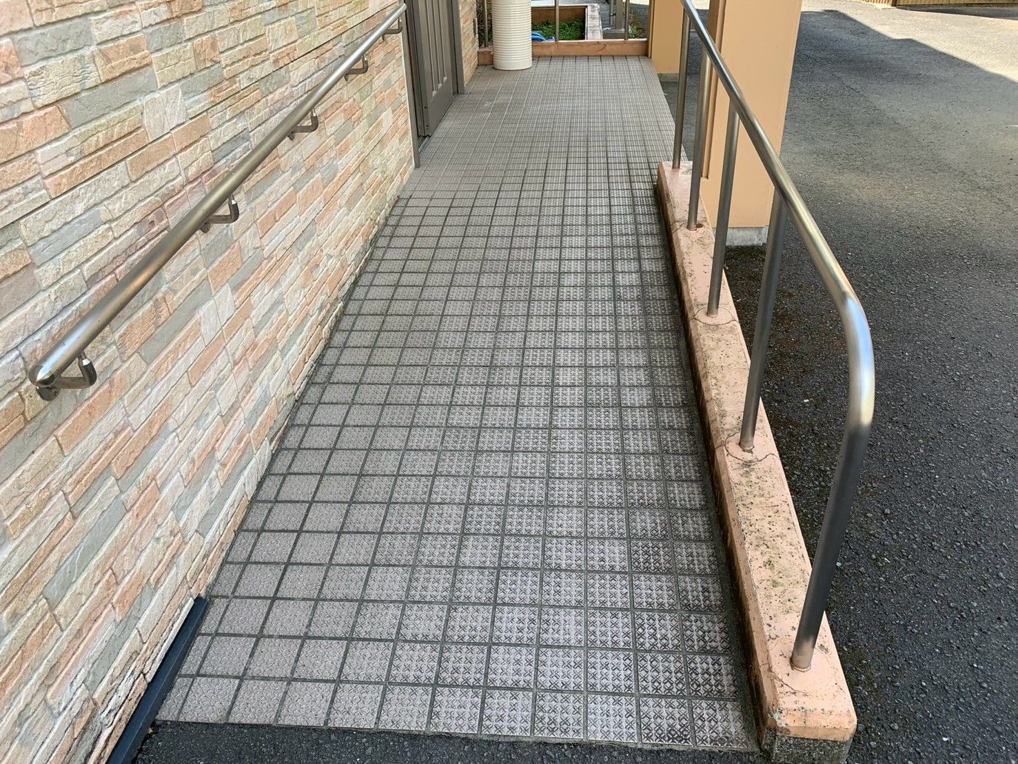 手すり付きのスロープ