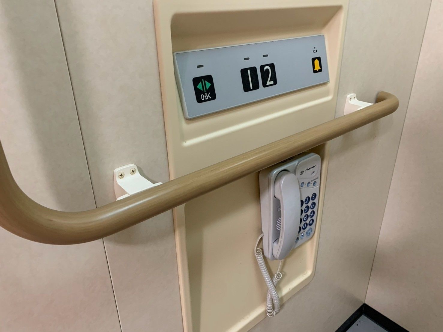 手すりと電話の壁面