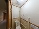 手すり付きのトイレと廊下