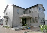 明るい外観の建物