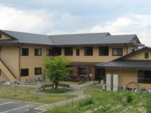 ゆったりとした外観の建物