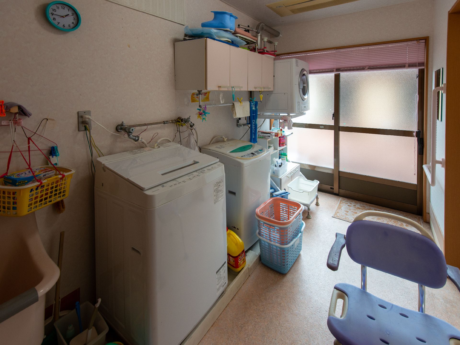 白い洗濯機と乾燥機が設置された洗濯室