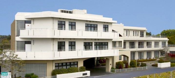 白い建物の外観