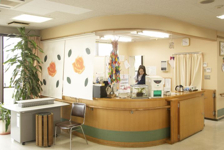 明るい受付カウンター
