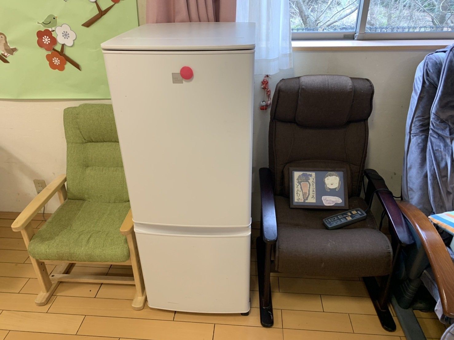 椅子と冷蔵庫のある部屋