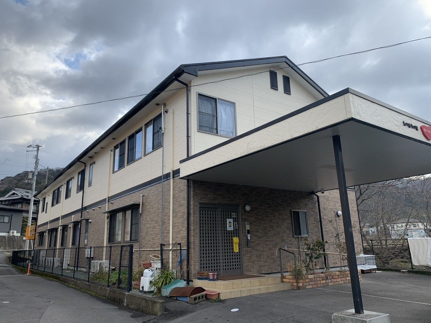 落ち着いた外観の建物