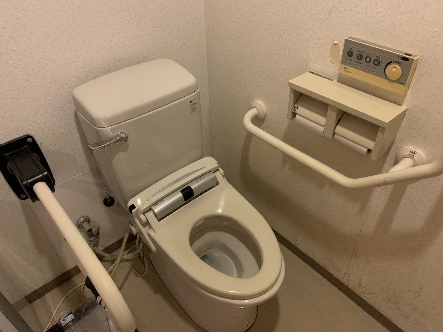 手すり付きのトイレ