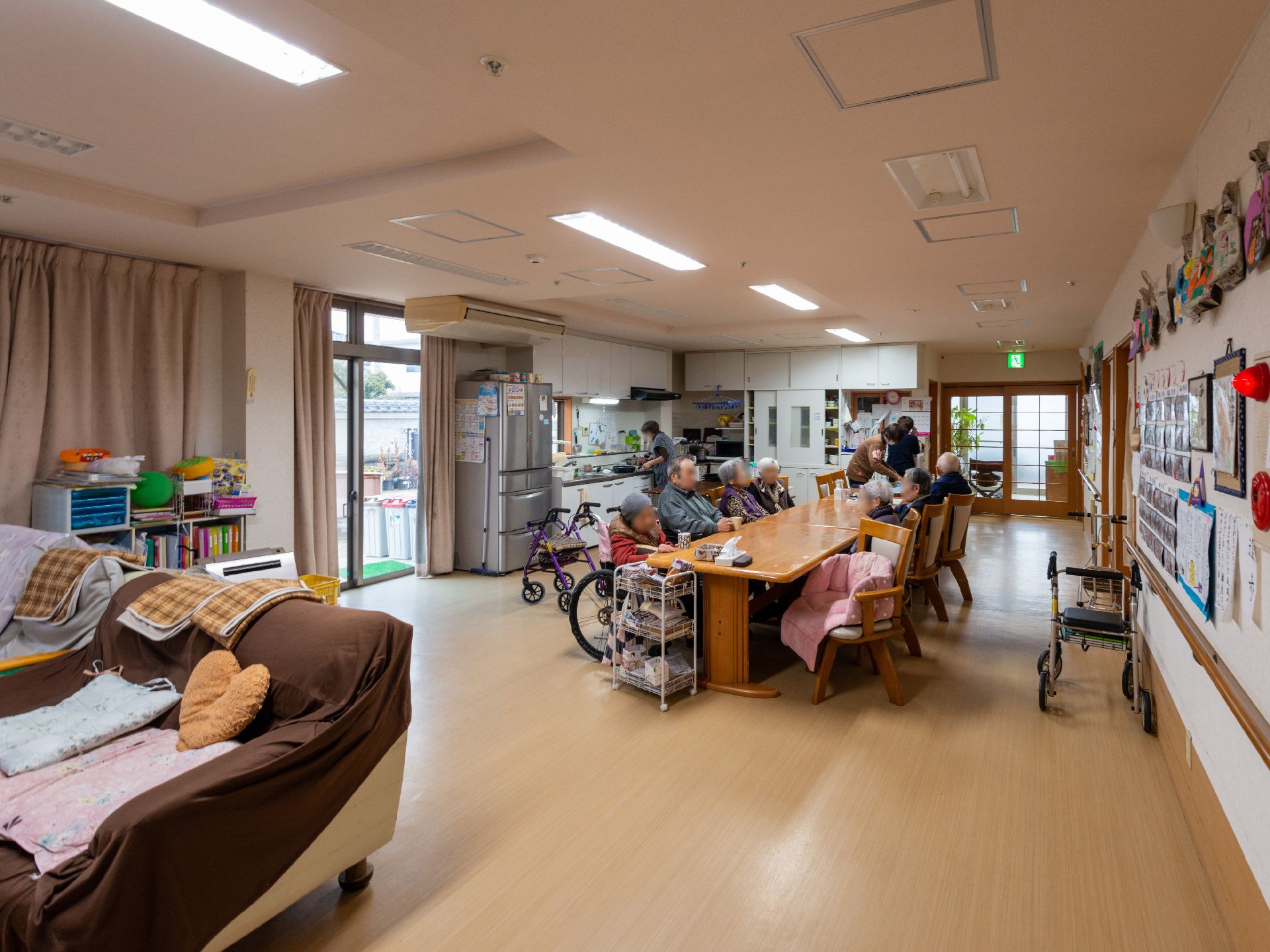 居室を出てすぐのリビングダイニング