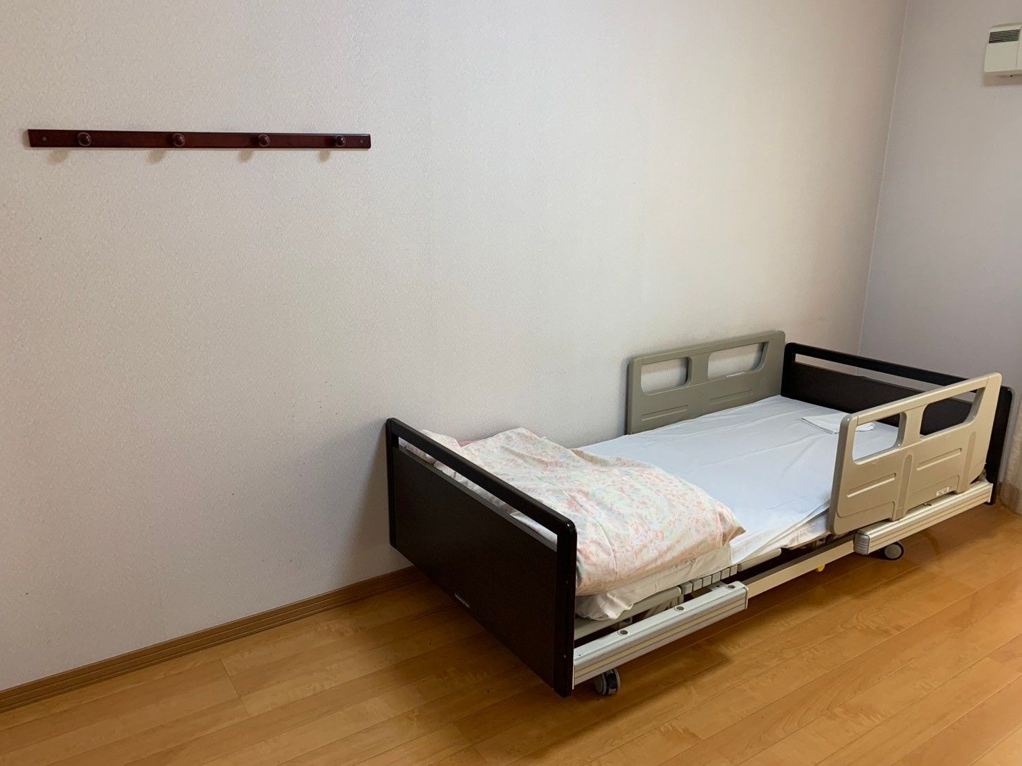 シンプルなベッドの部屋
