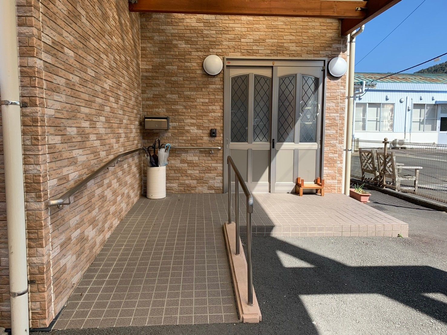 手すり付きの玄関