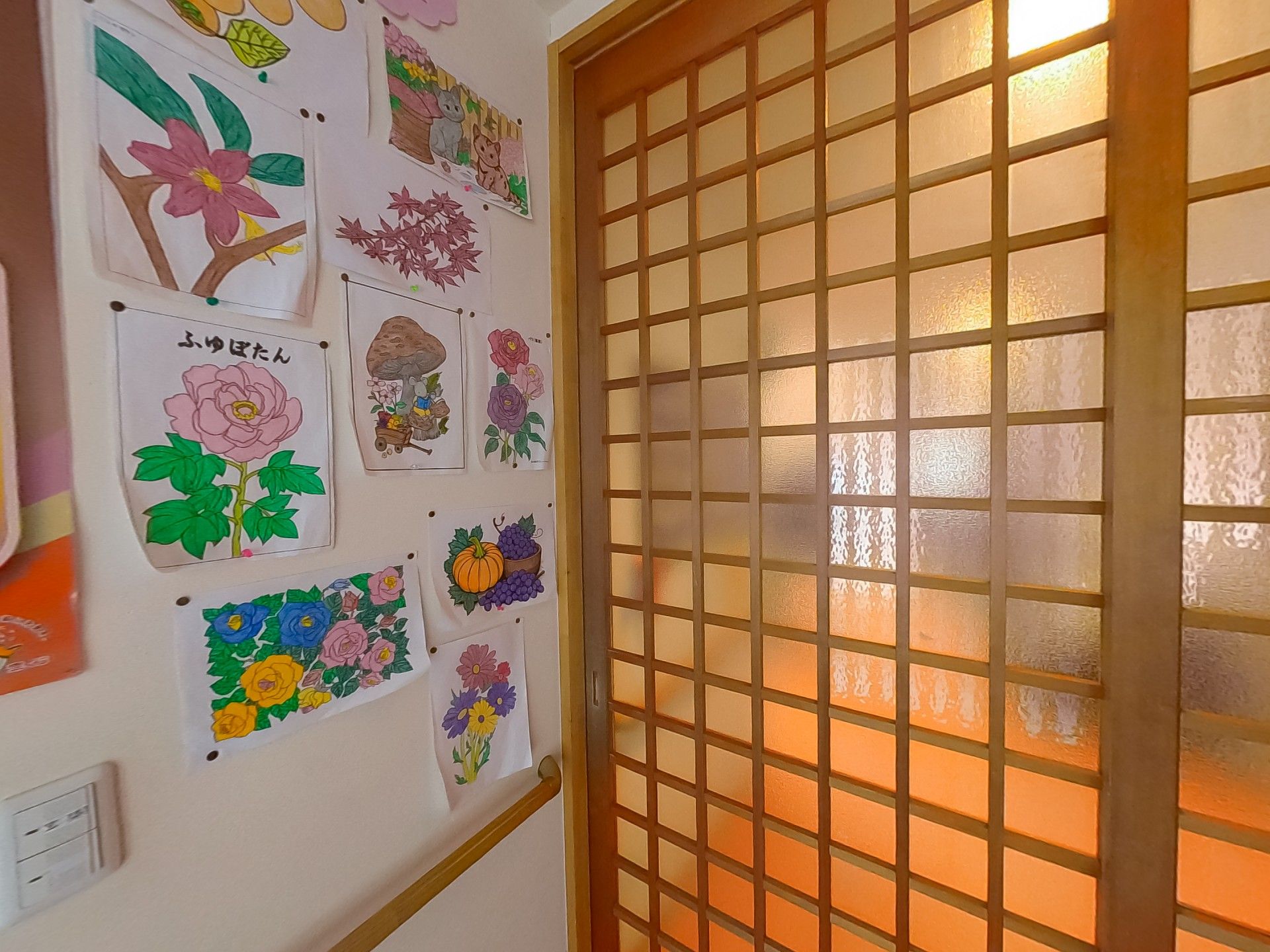色とりどりの作品が飾られた壁