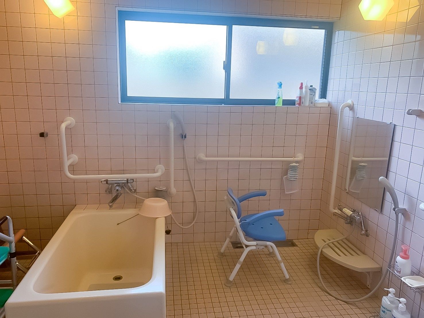 手すり付きの浴室