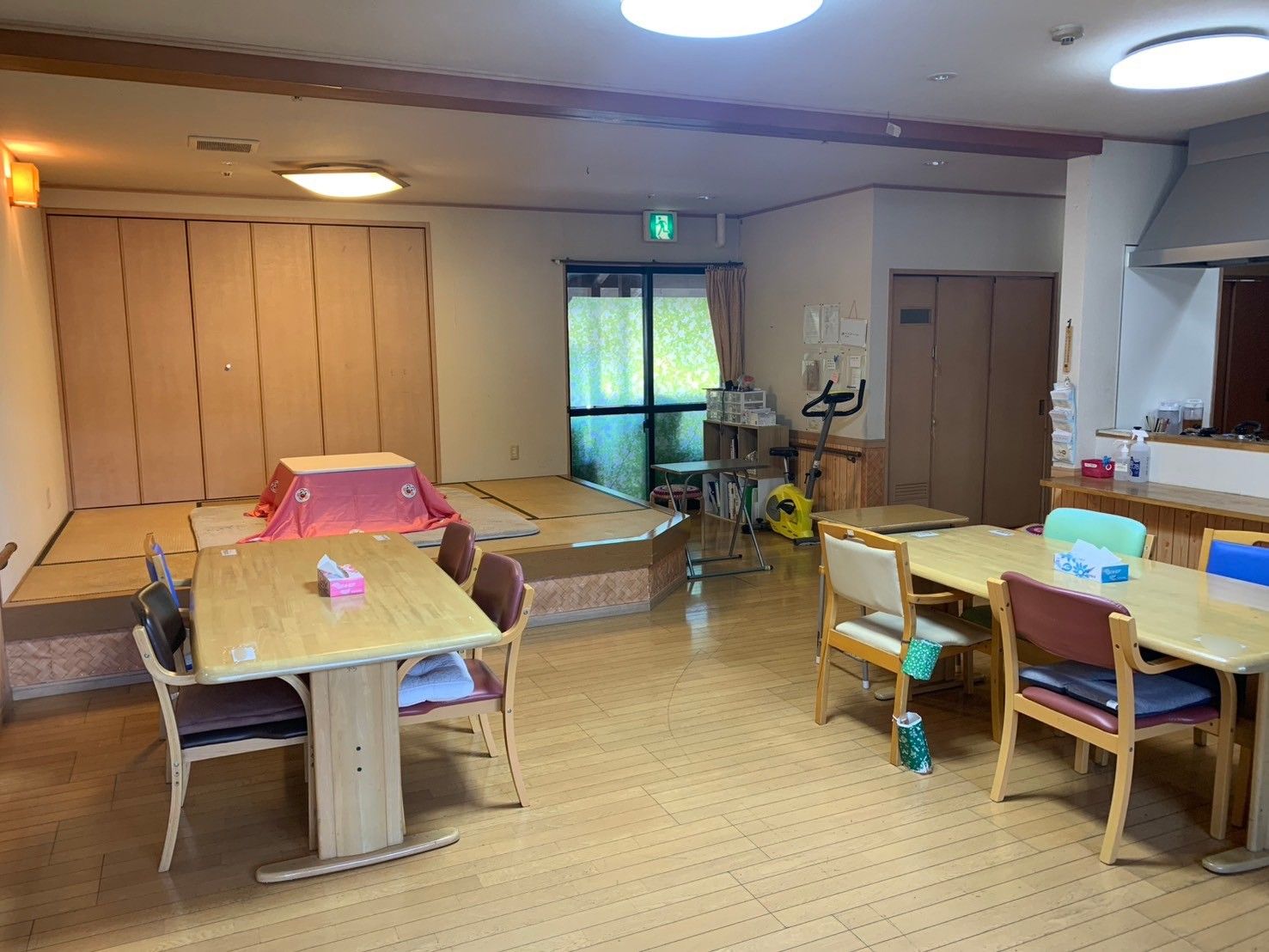 和室とテーブルのある部屋