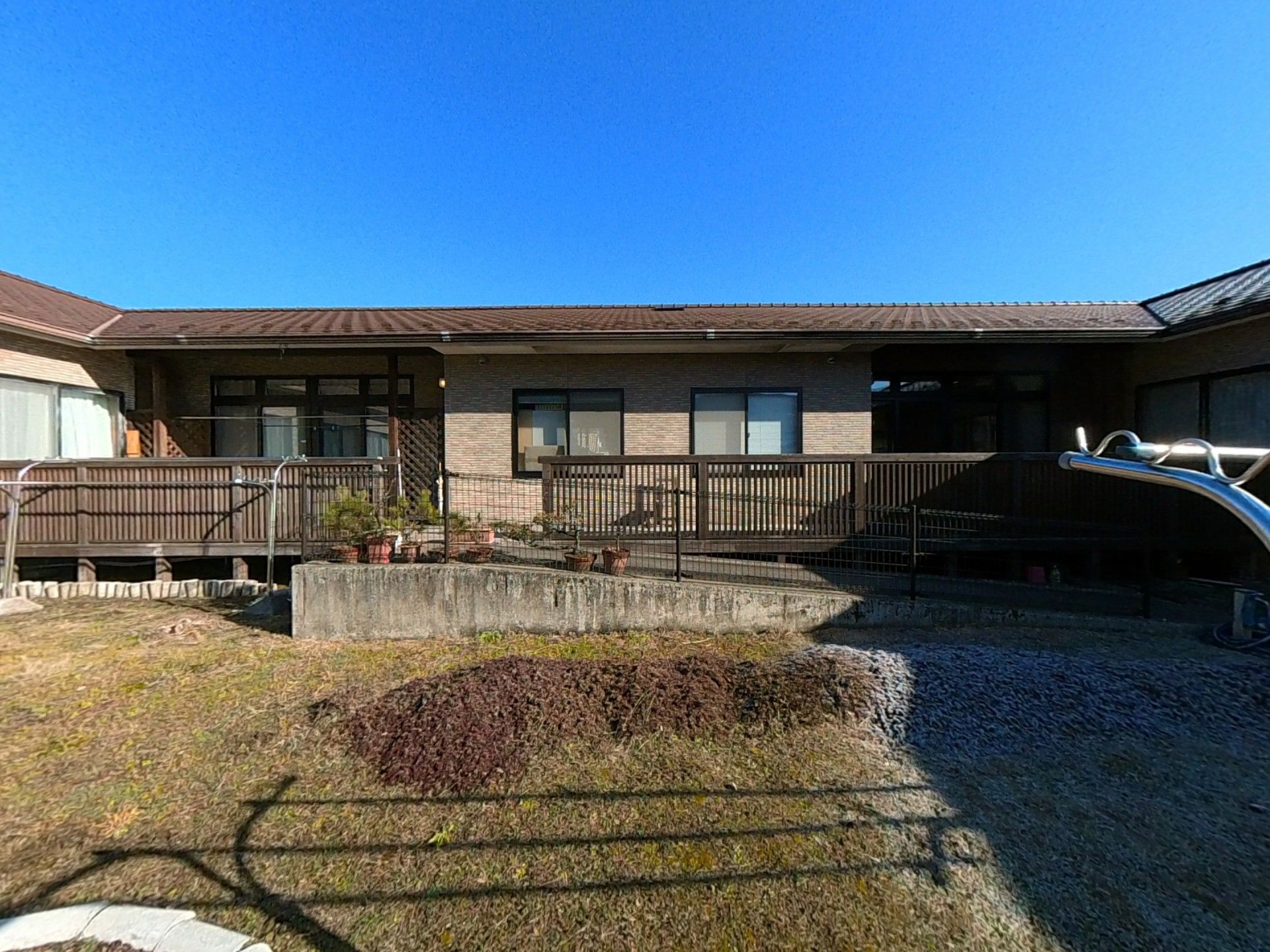庭に面した建物の外観