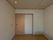 木製の引き戸のある部屋
