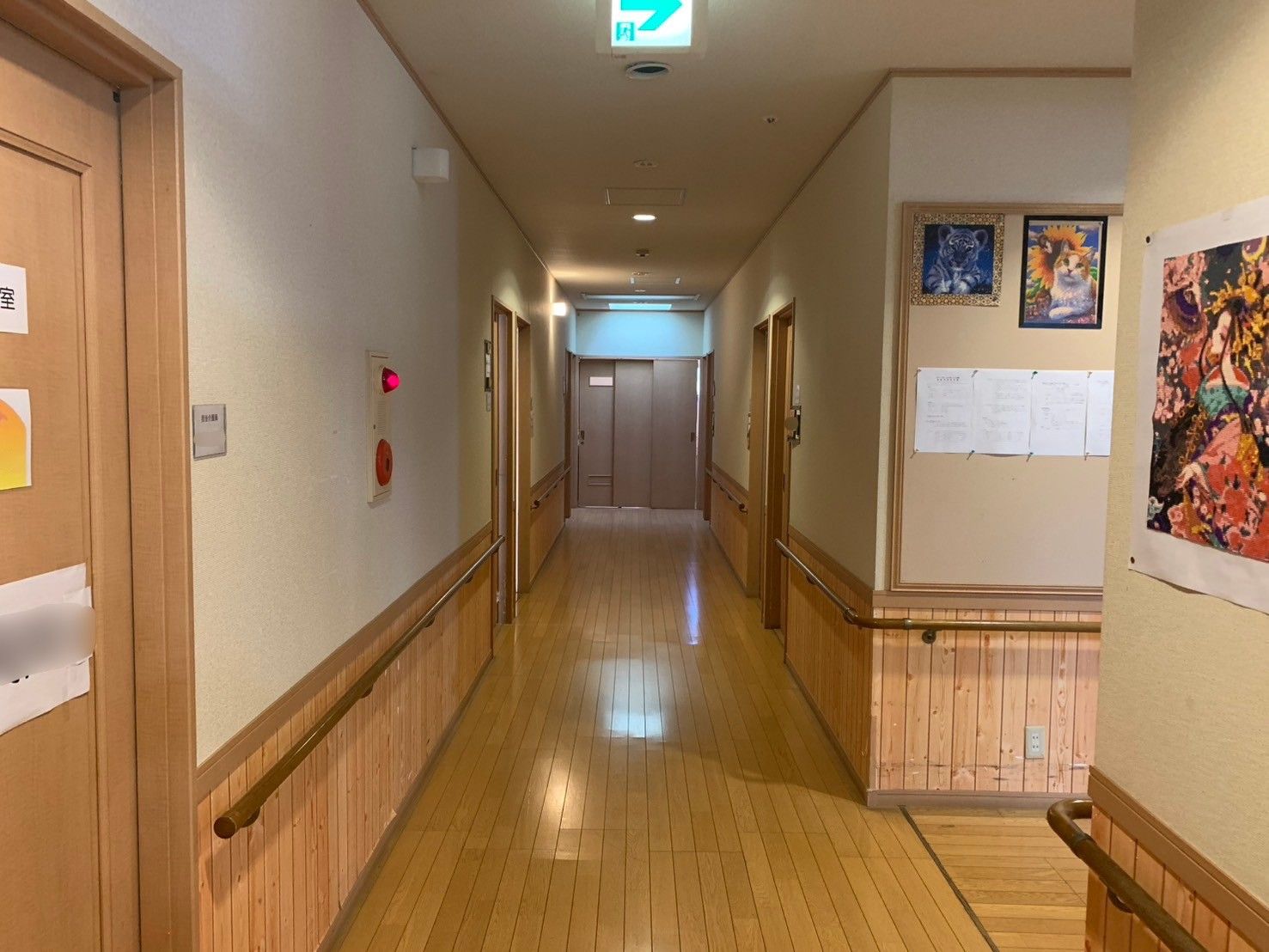 安全な手すり付き廊下