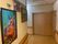 絵画が飾られた廊下
