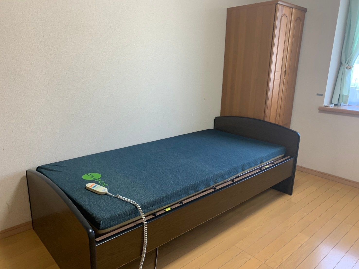 シンプルなベッドと収納