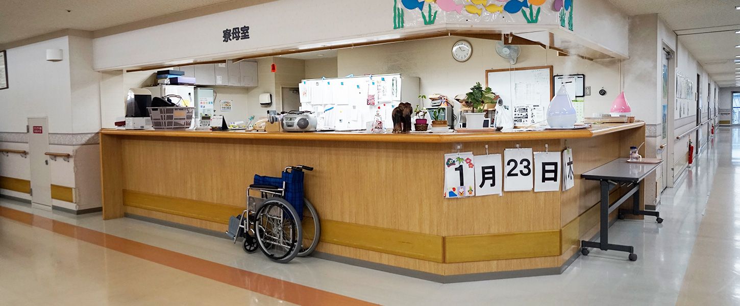 明るい受付カウンター