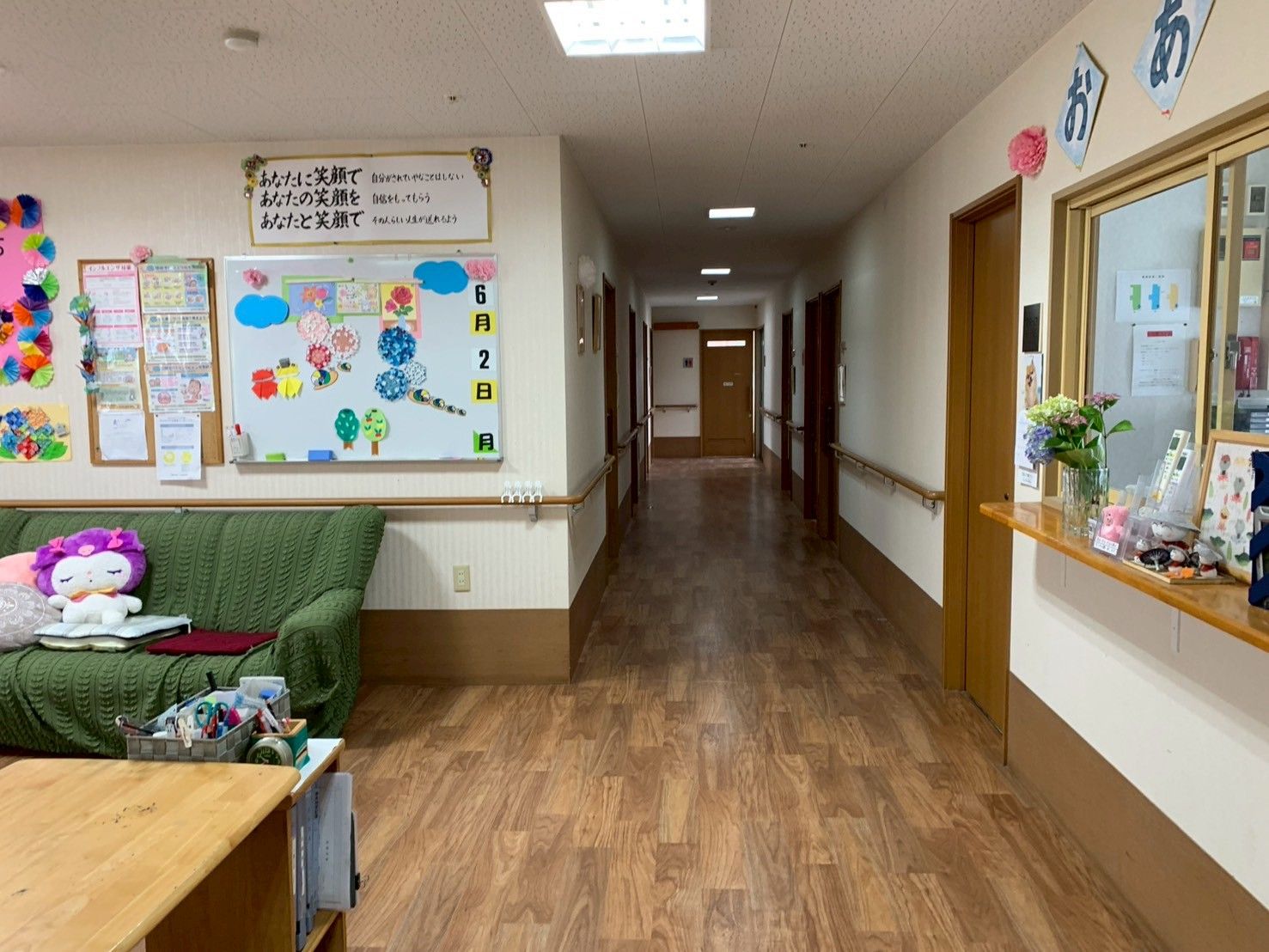 明るい廊下と掲示板