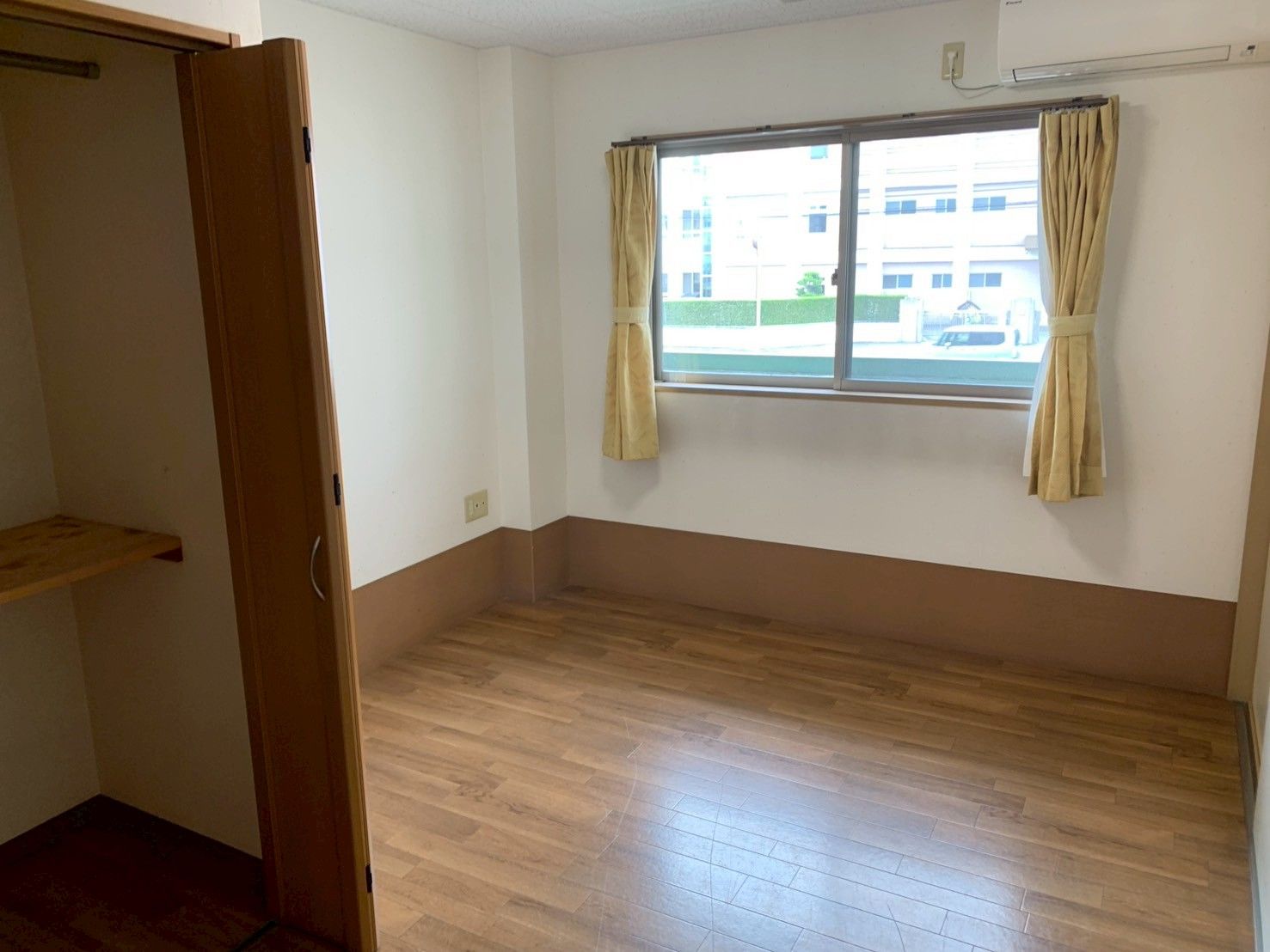 窓のある明るい部屋