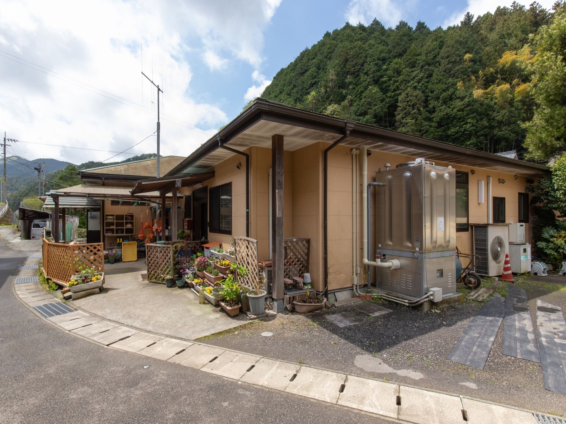 緑に囲まれた、１階建ての施設である。路面はアスファルト舗装されている。随所に季節の花が飾られている。