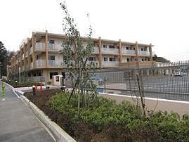 ゆったりとした敷地の建物外観