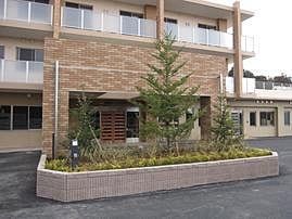 落ち着いた外観の建物