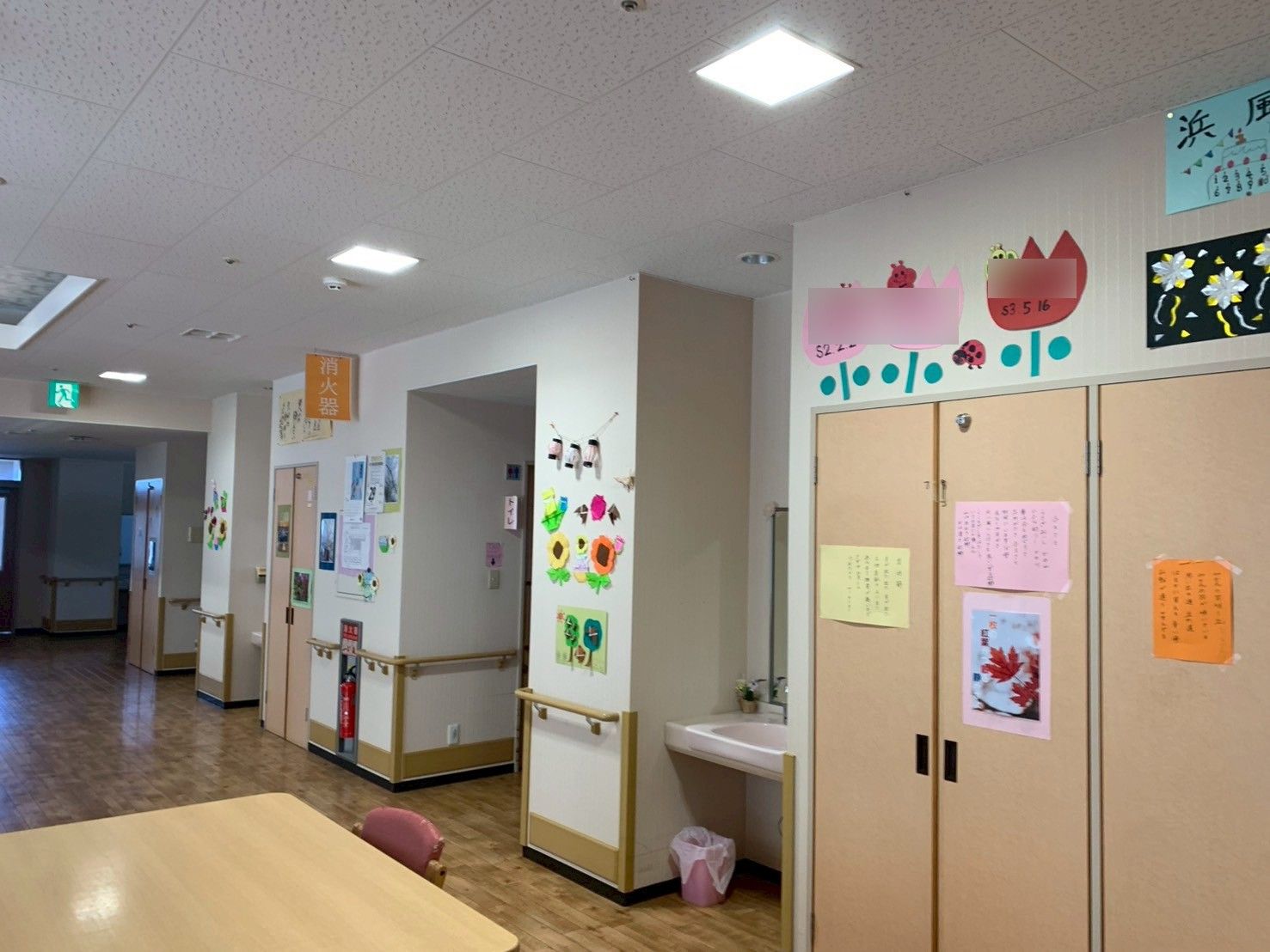 明るい廊下と掲示物