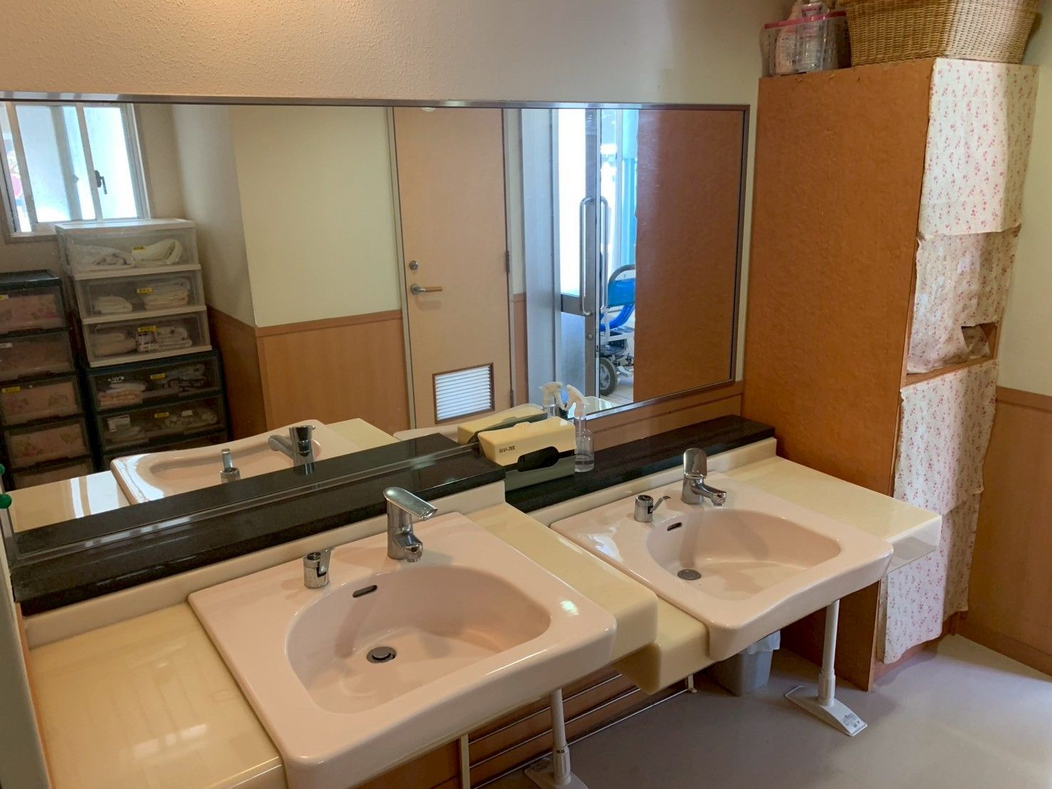 清潔な洗面台のある空間