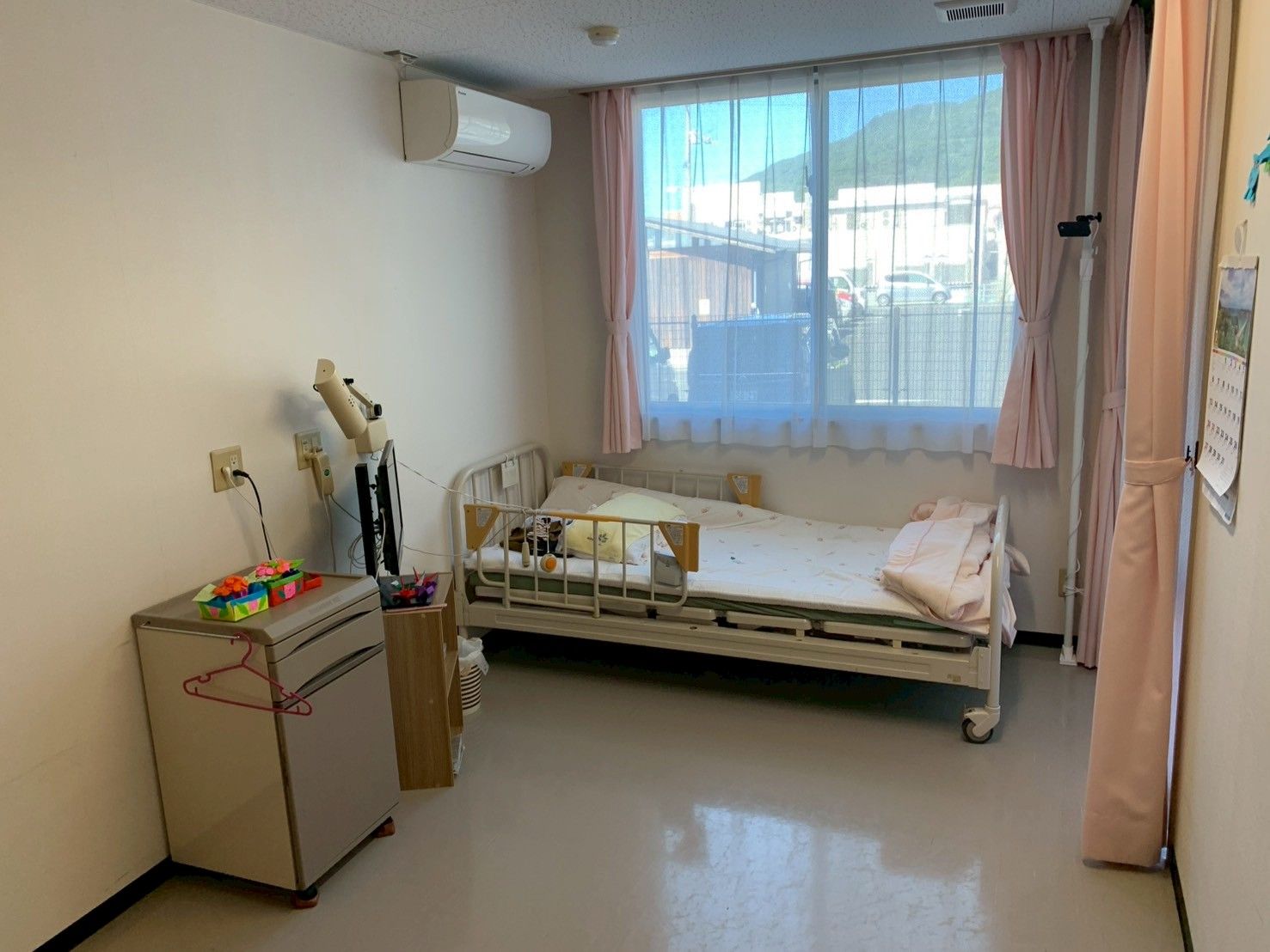 窓際のベッドと家具