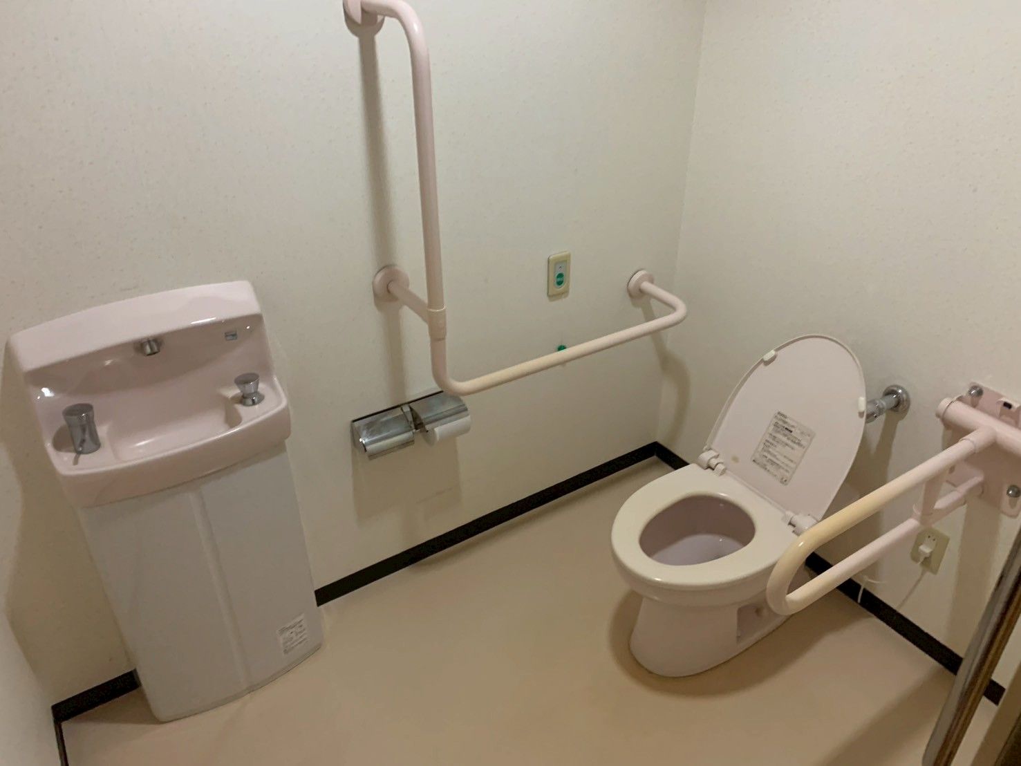 手すり付きのトイレ