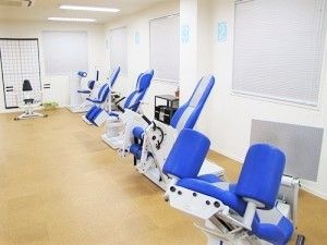 青と白のリハビリ機器がそろったスペース。