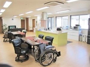 アイランドキッチンやソファスペースがある共有部には回転式の椅子がセットされたダイニングテーブルがある。