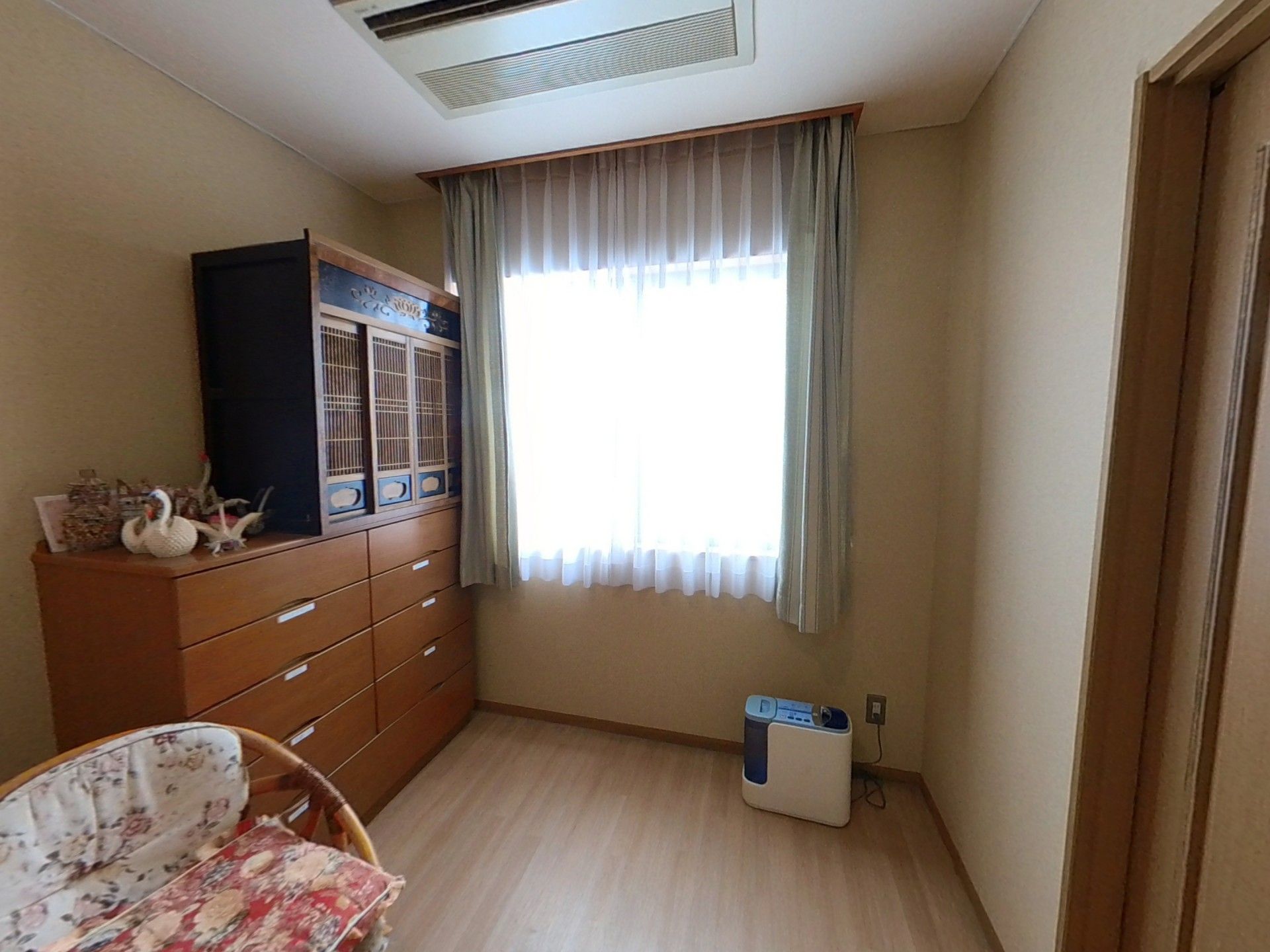 窓際の明るい部屋